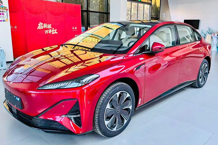 Thương hiệu xe cao cấp Hongqi của FAW đã ra mắt Hongqi Tiangong 05 tại Trung Quốc. Chiếc xe điện này nhằm mục đích cứu vãn mảng xe điện của thương hiệu tại thị trường trong nước. Tiangong 05 có hệ thống hỗ trợ lái xe L2.9 và phạm vi hoạt động lên tới 750 km. Doanh số bán chậm buộc Hongqi phải hành động khẩn cấp để cải thiện hiệu suất bán hàng của bộ phận mới thành lập.