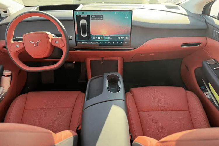 Nội thất của Tiangon 05 có bốn sự kết hợp màu sắc hấp dẫn: Xám-Nâu, Xám-Tím, Xám-Xám nhạt và Xám-Be. Bảng điều khiển trung tâm của xe sử dụng màn hình lớn 15,6 inch và vô lăng hai chấu có cần số gắn phía sau. Tiangong 05 không có bảng điều khiển thông thường. Thay vào đó, xe cung cấp màn hình hiển thị thông tin thực tế tăng cường 60 inch tùy chọn. Tính năng này nhấn mạnh phong cách tối giản của chiếc sedan mới. 