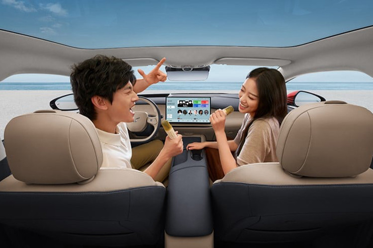 Chức năng này cho phép xe tự lái từ điểm này đến điểm khác. Tuy nhiên, người lái xe cần phải quan sát tình hình cẩn thận. Một điểm nổi bật khác của Hongqi Tiangong 05 là chip 7nm kép dành cho ô tô. Chúng hỗ trợ nhận dạng giọng nói bốn vùng và điều khiển bằng cử chỉ, nhờ tích hợp DeepSeek AI.