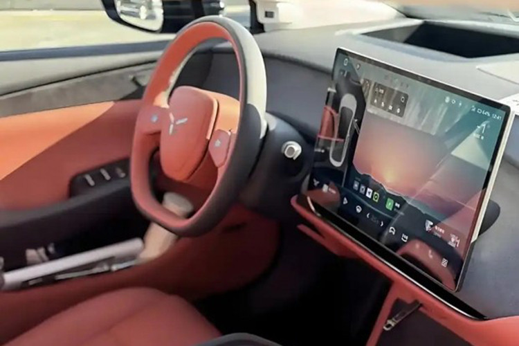 Dưới màn hình chính của xe sử dụng đế sạc điện thoại không dây, một vài giá để cốc và không gian lưu trữ lớn. Chiếc xe được trang bị tiêu chuẩn tám loa. Tuy nhiên, người mua có thể nâng cấp lên mười hai loa Dynaudio. Một gói bổ sung khác bao gồm ghế trước chỉnh điện với 14 vị trí điều chỉnh, chức năng sưởi, thông gió và massage. Vô lăng và ghế sau có sưởi cũng là những tùy chọn bổ sung cho Tiangong 05.