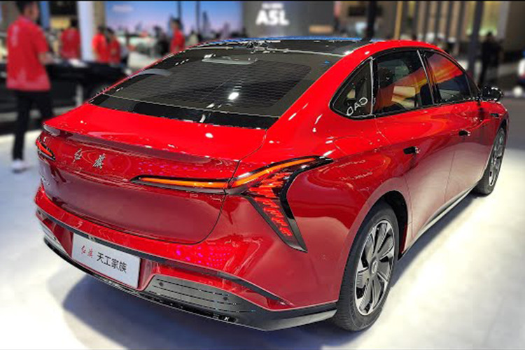 Hongqi Tangong 05 2025 mới sử dụng đường mái xe thanh mảnh, tay nắm cửa có thể thu vào và cụm đèn hậu LED hình chữ Y. Xe được trang bị tiêu chuẩn với bánh xe 18 inch. Kích thước của Tiangong 05 là 4820/1915/1480 mm với chiều dài cơ sở là 2900 mm. Hệ số cản của mẫu xe này đạt 0,213 Cd.