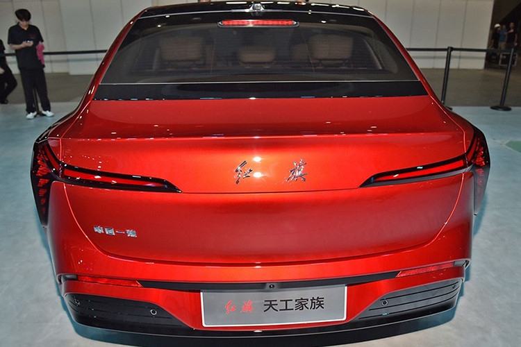 Tiangong 05 cơ bản sử dụng bộ pin LFP công suất 62 kWh, phù hợp với phạm vi hoạt động 550 km trong điều kiện CLTC. Tùy chọn pin thứ hai cũng là LFP với công suất 85 kWh. Với bộ pin này, Tiangong 05 có thể chạy tới 750 km. Theo Hongqi, cả hai loại pin đều có thể sạc từ 10 đến 80% trong 20 phút. 