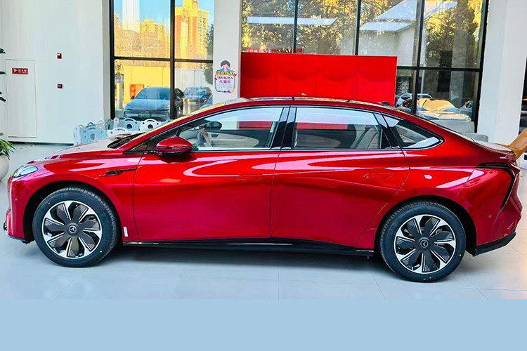 Kết quả là, công ty đã chuẩn bị cho sự ra mắt thị trường của chiếc sedan giá rẻ Tiangong 05. Xe áp dụng ngôn ngữ thiết kế mới. Đầu xe có đèn pha sắc nét thay vì đèn pha hình số 7 của EH7 lớn hơn. Cản trước của Tiangong 05 có một khe hút gió hình chữ nhật và radar sóng mm. Nhìn từ phía trước, chiếc sedan này có yếu tố thiết kế duy nhất nhấn mạnh di sản của nó.