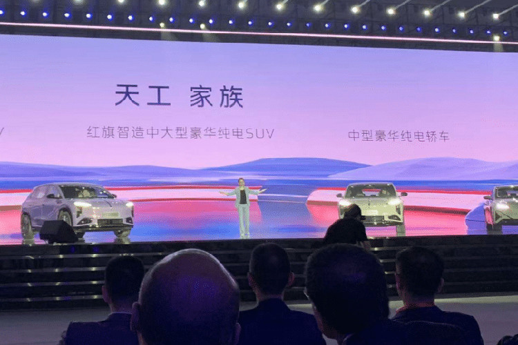 Hongqi Tiangong 05 ra mắt được xây dựng trên nền tảng 400V. Mỗi phiên bản của chiếc sedan này đều sử dụng một động cơ điện duy nhất ở trục sau, cho công suất 210 kW (282 mã lực) và mô-men xoắn 317 Nm.