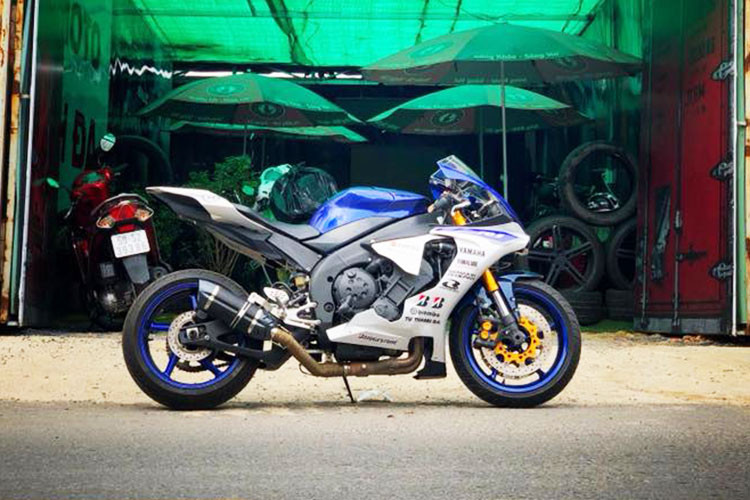 Trải qua nhiều năm thay đổi với các phiên bản khác nhau, R1 thế hệ mới là hiện thân và được xem là lá cờ đầu trong việc thương mại hoá những siêu xe đường đua. Tuy nhiên, hiện tại những chiếc R1 thế hệ cũ vẫn còn sức ảnh hưởng bởi lẽ nó có cấu trúc tương đương xe đua với mâm hợp kim, gắp ngược cùng nhiều trang bị hỗ trợ đường đua...