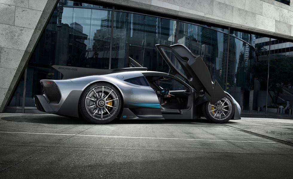 Mercedes-AMG One. Tuy là siêu xe mạnh nhất của hãng xe Đức, Mercedes-AMG One chỉ sử dụng động cơ hybrid V6 tăng áp có dung tích khiêm tốn 1.6L nhưng cho công suất tới 1.000 mã lực. Nhờ thiết kế khí động học hiện đại, siêu xe có thể tăng tốc 0-200 km/h trong 6 giây, tốc độ tối đa 350 km/h. Mercedes-AMG One có giá khởi điểm từ 2,6 triệu USD, chỉ sản xuất 275 chiếc.