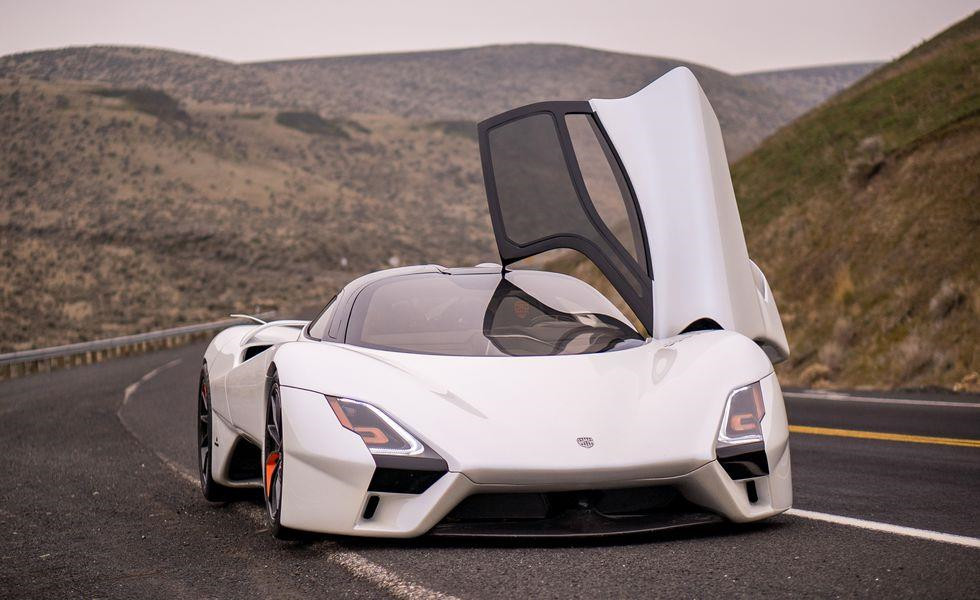 SSC Tuatara. Tiếp bước đồng hương Hennessey, SSC cũng tự mình phát triển nhiều siêu xe danh giá. Trong số này có Ultimate Aero, từng đạt kỷ lục nhanh nhất thế giới trước khi bị siêu xe Veyron Super Sport của Bugatti qua mặt năm 2010. Tâm huyết mới nhất của SSC là siêu xe Tuatara, mạnh tối đa 1.750 mã lực, sử dụng động cơ V8 5.9L tăng áp kép. Được phát triển từ năm 2011, 100 siêu xe SSC Tuatara đầu tiên sẽ tới tay khách hàng từ tháng 8 năm nay. Mỗi chiếc Tuatara trị giá 1,6 triệu USD.