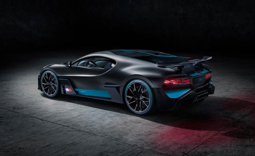 Bugatti Divo. Động cơ “khủng” W16 8.0L bốn bộ tăng áp của Bugatti Divo cho công suất 1.479 mã lực, mạnh tương đương Chiron nhưng lực ép xuống mặt đường lớn hơn, hệ thống treo tốt hơn và trọng lượng nhẹ hơn. Tốc độ tối đa của siêu xe là 380 km/h, chỉ sản xuất 40 chiếc với giá bán 5,7 triệu USD/chiếc.