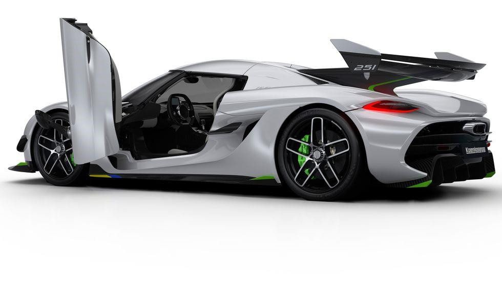 Koenigsegg Jesko. Được trang bị động cơ V8 5.0L tăng áp kép cho công suất 1.281 mã lực (hoặc 1.603 mã lực nếu dùng nhiên liệu E85), siêu xe của Thụy Điển đạt tốc độ kỷ lục 448 km/h, tương đương Agera RS trước đó. Sử dụng hộp số đa ly hợp 9 cấp kiểu mới, Koenigsegg Jesko được sản xuất với số lượng hạn chế 125 chiếc, giá bán 2,85 triệu USD/chiếc, tới tay khách hàng trong năm tới.