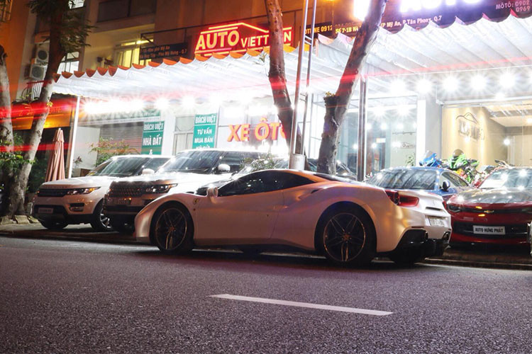 Điểm nhấn trên Ferrari 488 GTB màu trắng nhám có các hoạ tiết màu đỏ bắt mắt ở cản va trướchay các hốc ở đèn hậu. Chưa dừng lại đó, mui xe của chiếc 488 GTB được dán lại màu đen nhám, cuối cùng là đường sọc màu đỏ-đen chạy dài từ nắp capô, lên trần và kết thúc đuôi xe. 