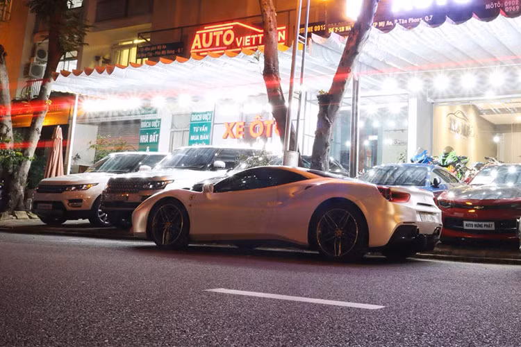 Điểm nhấn trên Ferrari 488 GTB màu trắng nhám có các hoạ tiết màu đỏ bắt mắt ở cản va trướchay các hốc ở đèn hậu. Chưa dừng lại đó, mui xe của chiếc 488 GTB được dán lại màu đen nhám, cuối cùng là đường sọc màu đỏ-đen chạy dài từ nắp capô, lên trần và kết thúc đuôi xe. 