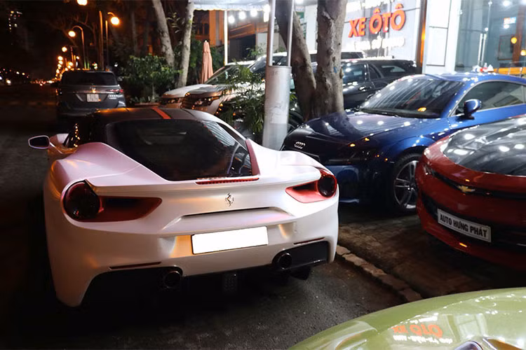 Cản trước của "siêu ngựa Ý" được chia làm 3 khoang riêng biệt và có thiết kế theo hình hộp vuông vức tương tự siêu phẩm triệu đô Ferrari LaFerrari. Ngoài ra, 2 hốc gió cỡ lớn bên hông kết hợp cùng những đường gân nổi mang đến ngoại hình dữ dằn cho kẻ kế nhiệm trước đây là Ferrari 458 Italia.