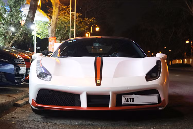 Được biết, trước khi thay đổi sang bộ áo màu trắng nhám bằng đề-can, chiếc siêu xe Ferrari 488 GTB này nguyên bản có màu sơn trắng muốt. Giá bán của siêu ngựa Ferrari 488 GTB này lúc mới về thị trường Việt Nam được các showroom xe nhập chào bán với giá từ 14 đến 16 tỷ đồng.