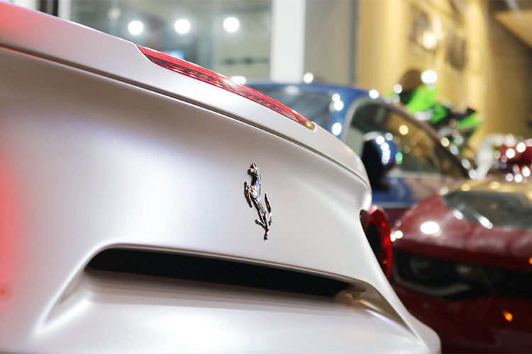 Siêu xe Ferrari 488 GTB ra mắt lần đầu tiên tại triển lãm Geneva và thu hút rất nhiều sự chú ý của giới truyền thông cũng như các khách hàng tiềm năng. Về thiết kế, Ferrari 488 GTB có ngoại hình khoẻ khoắn và gọt bỏ bớt những đường cong mềm mại như "đàn anh" 458 Italia. Thay vào đó là những nét cắt thẳng đứng đầy góc cạnh.