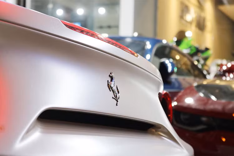 Siêu xe Ferrari 488 GTB ra mắt lần đầu tiên tại triển lãm Geneva và thu hút rất nhiều sự chú ý của giới truyền thông cũng như các khách hàng tiềm năng. Về thiết kế, Ferrari 488 GTB có ngoại hình khoẻ khoắn và gọt bỏ bớt những đường cong mềm mại như "đàn anh" 458 Italia. Thay vào đó là những nét cắt thẳng đứng đầy góc cạnh.