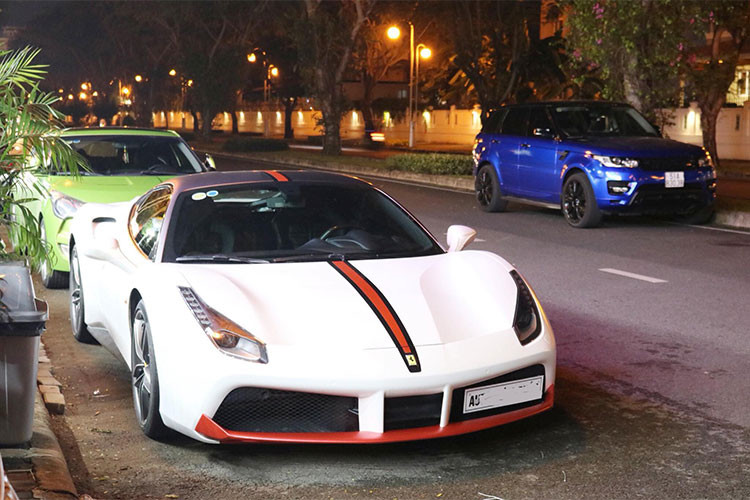 Mới đây trên mạng xã hội có lan truyền những hình ảnh về chiếc siêu xe Ferrari 488 GTB màu trắng nhám kết hợp cùng các sọc đỏ bắt mắt. Được biết, mẫu xe này thuộc một showroom mua bán xe sang nhập khẩu ở TP HCM. Tuy nhiên về nguyên bản xe sở hữu mầu trắng sáng.