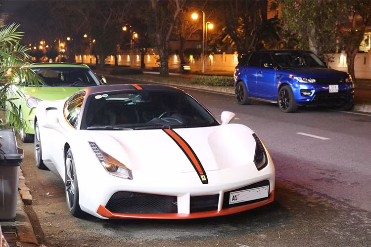 Mới đây trên mạng xã hội có lan truyền những hình ảnh về chiếc siêu xe Ferrari 488 GTB màu trắng nhám kết hợp cùng các sọc đỏ bắt mắt. Được biết, mẫu xe này thuộc một showroom mua bán xe sang nhập khẩu ở TP HCM. Tuy nhiên về nguyên bản xe sở hữu mầu trắng sáng.