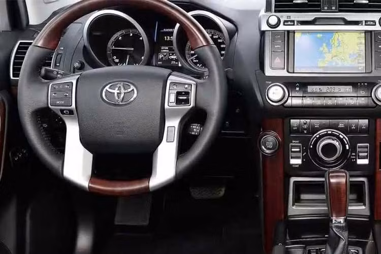 Prado 2018 có tùy chọn phiên bản 3 cửa hoặc 5 cửa cho những khách hàng tại châu Âu. Xe có 10 màu ngoại thất và 3 màu nội thất để lựa chọn cùng nhiều tùy chọn động cơ khác nhau. Hệ thống điều hòa tự động, đèn pha tự động, điều khiển hành trình chủ động, truy cập xe thông minh và hệ thống âm thanh 6 loa với kết nối Bluetooth và USB.