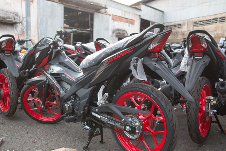 Honda Sonic 150R mới được trang bị động cơ DOHC 1 xy lanh, dung tích 149,16cc với công nghệ phun xăng điện tử PGM-FI trên Sonic 150R cho công suất tối đa 15,8 mã lực ở vòng tua 9.000 vòng/phút và mô men xoắn cực đại đạt 13,5 Nm ở vòng tua 6.500 vòng phút. Hệ thống làm mát của xe bằng dung dịch, đi kèm hộp số 6 cấp.