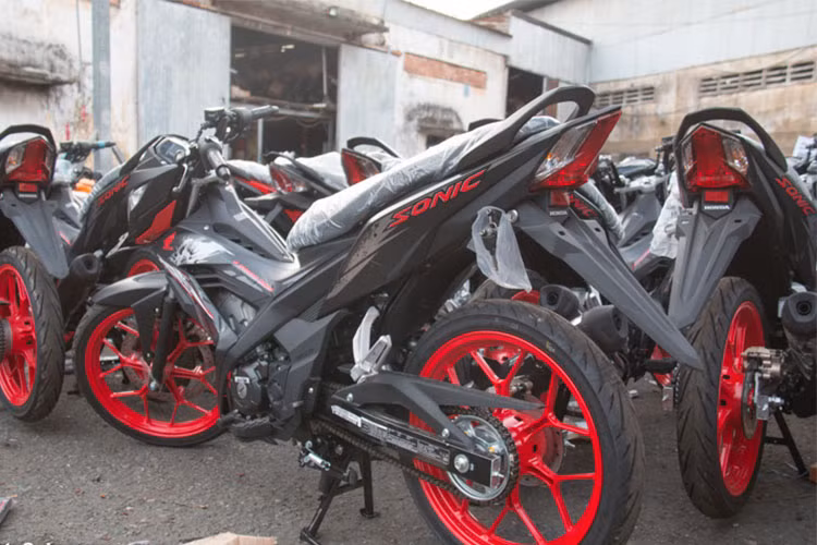 Honda Sonic 150R mới được trang bị động cơ DOHC 1 xy lanh, dung tích 149,16cc với công nghệ phun xăng điện tử PGM-FI trên Sonic 150R cho công suất tối đa 15,8 mã lực ở vòng tua 9.000 vòng/phút và mô men xoắn cực đại đạt 13,5 Nm ở vòng tua 6.500 vòng phút. Hệ thống làm mát của xe bằng dung dịch, đi kèm hộp số 6 cấp.