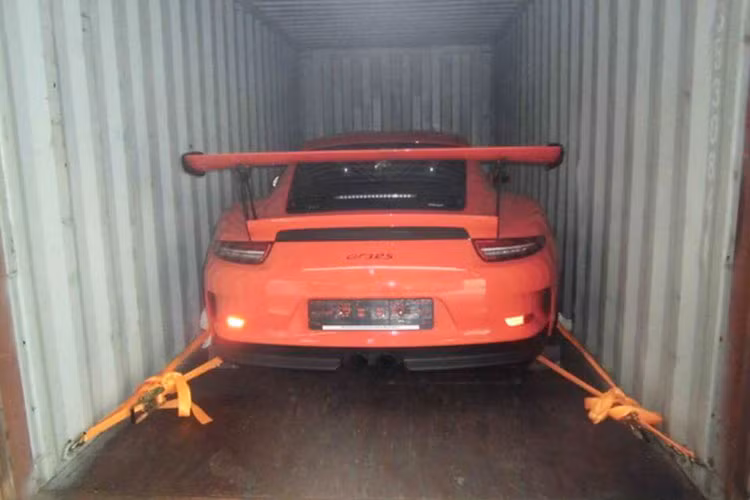 Chiếc siêu xe Porsche 911 GT3 RS thứ 3 vừa có mặt tại thị trường Việt Nam này có ngoại thất đỏ tươi cùng điểm nhấn là các chi tiết như cánh lướt gió phía trước, bên hông và phía sau hay la-zăng thể thao được sơn màu đen đối lập.