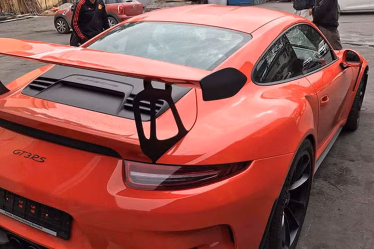 So với Porsche 911 GT3, thế hệ thứ 5 được trang bị thêm hốc gió bên hông ở chắn bùn phía trước và gần bánh sau nhằm tối ưu hoá thiết kế khí động học cho xe. Ngoài ra, xe còn có hệ thống treo độc lập phía trước, kết hợp cùng các liên kết thanh chống dọc và ngang loại McPherson, mang đến tính ổn định trên thân xe khi đi tốc độ cao. Giảm xóc ở trục sau có kết cấu đa điểm, thiết kế theo triết lý LSA của Porsche.