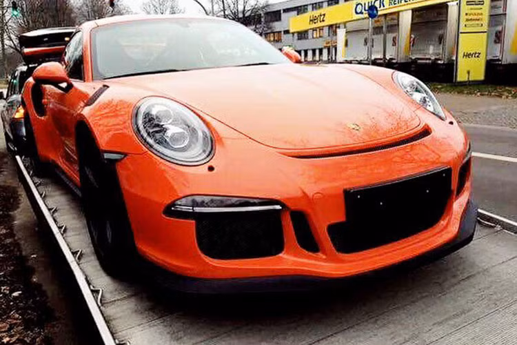 Kết hợp hộp số tự động 7 cấp ly hợp kép (PDK) cùng hệ dẫn động cầu sau, xe mất khoảng 3,3 giây để tăng tốc lên 100 km/h từ vị trí xuất phát trước khi đạt vận tốc tối đa 310 km/h. Tại thị trường Việt Nam, 911 GT3 RS được chào bán chính hãng với mức giá 13,8 tỷ đồng.