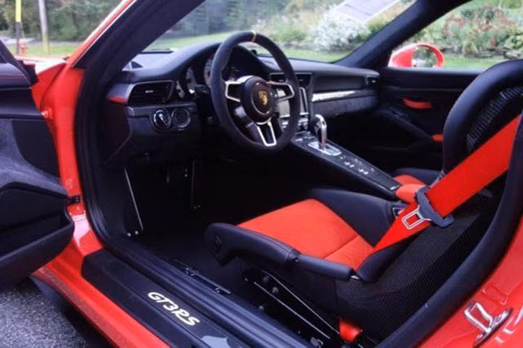 Bên trong khoang lái siêu xe 911 GT3 RS có "nội y" màu cam-đen bắt mắt cùng nhiều chi tiết được phủ sợi carbon. Các chi tiết nhỏ như mở cửa bằng dây kéo, dây an toàn và đường chỉ may trên vô lăng đều có màu cam.