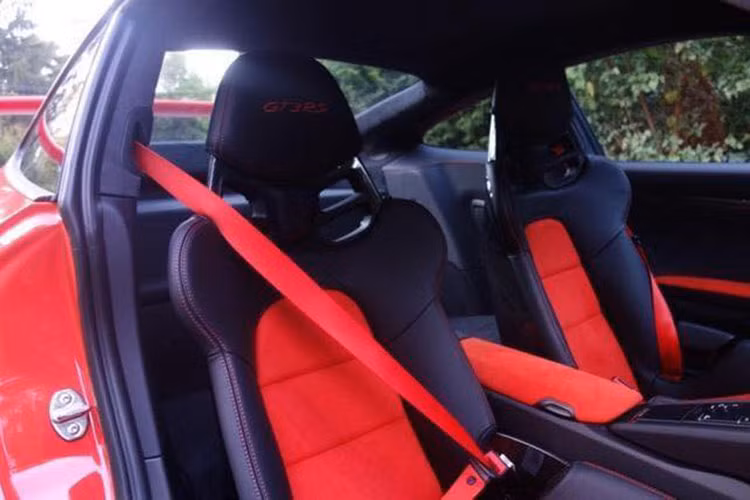 "Trái tim" của siêu xe Porsche 911 GT3 RS là khối động cơ Boxer 6 xy-lanh, dung tích 4 lít, sản sinh công suất tối đa 500 mã lực tại vòng tua máy 8.250 vòng/phút và mô-men xoắn cực đại đạt 460 Nm. Động cơ được trang bị hệ thống phun nhiên liệu trực tiếp (DFI).