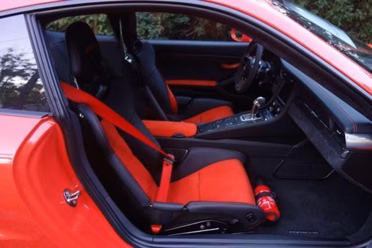 Xe sở hữu bộ ghế thể thao trọng tâm thấp và có thiết kế ôm sát thân người. Kiểu thiết kế này giups cho chủ nhân cầm lái siêu xe khi vào cua ở tốc độ cao mà không lo bị ngiêng người ra khỏi ghế. Phía sau không có hàng ghế thứ hai mà xuất hiện những thanh thép gia cố khung xe để giảm thiểu tối đa thương tích cho người ngồi bên trong khi xe bị lật.