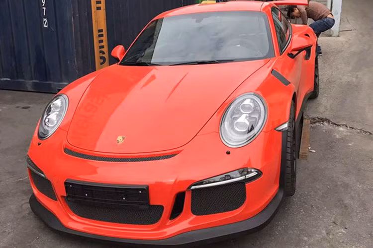 Được biết đây là chiếc Porsche 911 GT3 RS thứ 3 xuất hiện tại thị trường Việt Nam, tuy nhiên khác với 2 chiếc đầu tiên mang ngoại thất trắng muốt và cam do Porsche Việt Nam đưa về nước theo diện tạm nhập tái xuất, thì đây lại là chiếc đầu tiên nhập khẩu không chính hãng và đang chờ các tay chơi Việt cầm lái.