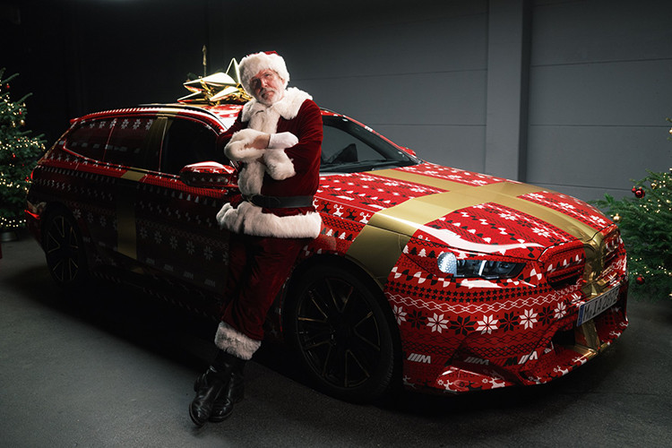 Tất cả những điều này sẽ được gói gọn trong một chiếc xe có thân rộng hơn một chiếc 5 Series tiêu chuẩn. Mức giá xe BMW M5 Touring phiên bản Giáng sinh cho năm 2024 hiện vẫn chưa được hé lộ.