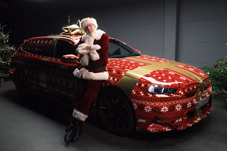 Tất cả những điều này sẽ được gói gọn trong một chiếc xe có thân rộng hơn một chiếc 5 Series tiêu chuẩn. Mức giá xe BMW M5 Touring phiên bản Giáng sinh cho năm 2024 hiện vẫn chưa được hé lộ.