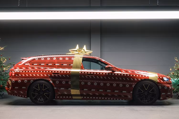 Được công bố lần đầu tiên vào tháng 6 năm nay, BMW M5 Touring 2024 mới dựa trên thế hệ mới nhất G61 của 5 Series. Và đây mới chỉ là lần thứ 3 trong lịch sử hãng tung ra một chiếc M5 dành cho các gia đình. 