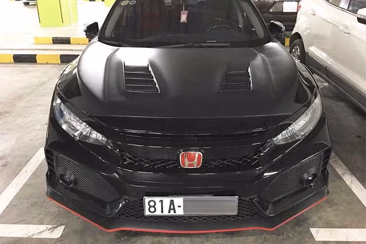 Động cơ của Civic Type R được trang bị là VTEC 4 xy-lanh, tăng áp, dung tích 2.0 lít, đồng hành cùng hộp số sàn 6 cấp. Tại thị trường Malaysia, Honda Civic Type R 2017 sở hữu công suất tối đa 306 mã lực tại vòng tua máy 6.500 vòng/phút và mô-men xoắn cực đại 400 Nm tại dải vòng tua từ 2.500 - 4.500 vòng/phút.