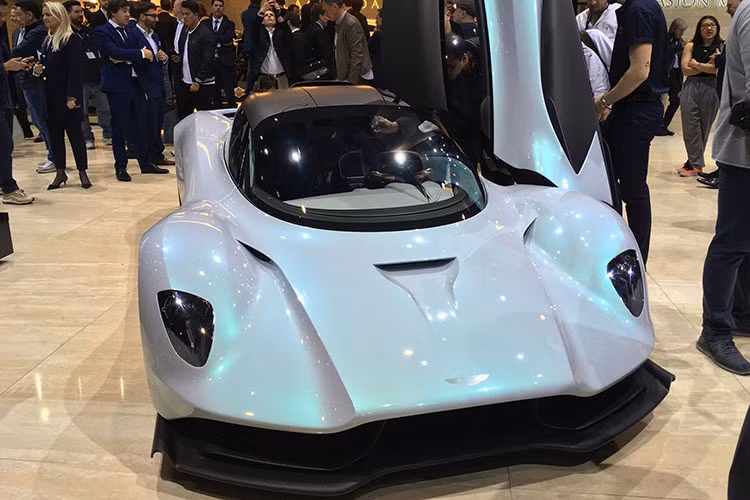 Hypercar động cơ đặt giữa Aston Martin Valhalla mới đã được phát triển trong sự hợp tác với công ty chuyên đua F1 Red Bull Advanced Technologies, do đó nó mới có tên mã AM-RB. Chỉ 500 chiếc xe cực mạnh mẽ mà nhẹ cân và có trang bị khí động học bằng sợi carbon này sẽ được chế tạo trên cả thế giới. Nó sẽ đối đầu với những McLaren Senna và Ferrari La Ferrari, sẽ tới tay người mua trong đầu năm 2021.