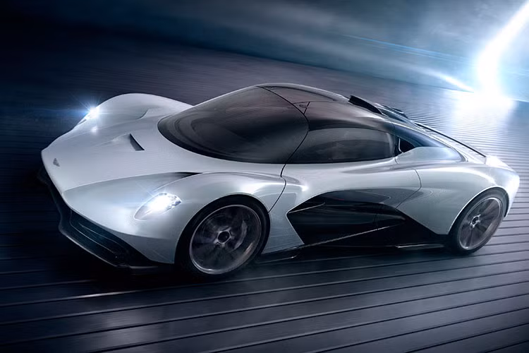 Hệ thống lái của xe mang tính chất tối giản và hiện đại hóa. Cụm điều khiển trung tâm được làm từ công nghệ in 3D nhằm giảm bớt 50% trọng lượng, đồng thời tích hợp công tắc hữu dụng. Một màn hình hiển thị gắn trụ lái giúp cải thiện tầm nhìn của người lái qua vô lăng.