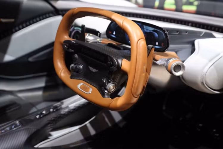 Để giúp siêu xe Valhalla tạo nên một lực ép lớn xuống mặt đường, nhà sản xuất đã áp dụng công nghệ hàng không tân tiến được thử nghiệm bởi NASA để tạo nên cánh gió phía sau. Không gian nội thất của xe cũng rộng rãi hơn nhiều so với Valkyrie. Nhằm tạo nên không gian rộng giữa tài xế và hành khách, cụm điều khiển trung tâm đã được mở rộng, trong khi chỗ chứa hành lý là đến từ chỗ nhô cao phía sau ghế ngồi.