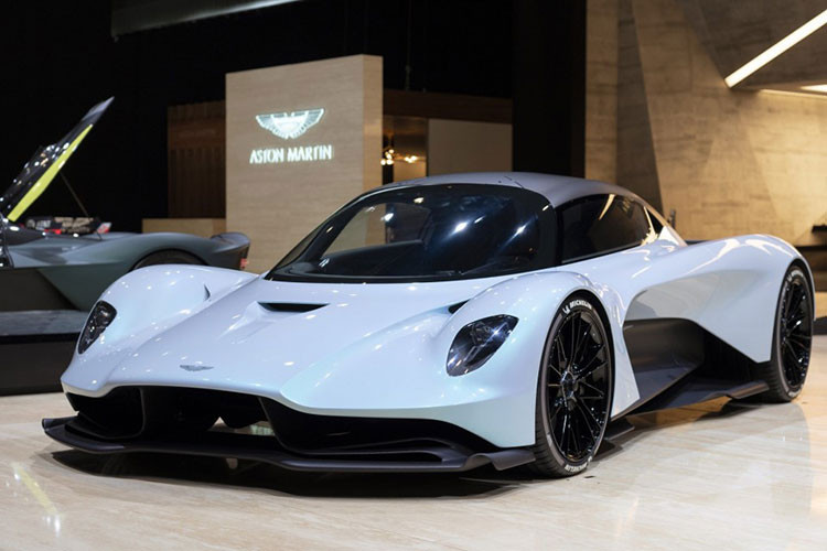 Valhalla là cái tên mà Aston Martin đặt cho mẫu hypercar hybrid có giá 1,9 triệu USD mạnh mẽ mới của họ. Chưa hết, mẫu siêu xe Aston Martin Valhalla còn đang gây chú ý hơn nữa khi nó sẽ xuất hiện trong phần phim 007 mới nhất. Trước đây, mẫu xe này vốn có tên mã là AM-RB 003.