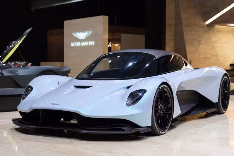Valhalla là cái tên mà Aston Martin đặt cho mẫu hypercar hybrid có giá 1,9 triệu USD mạnh mẽ mới của họ. Chưa hết, mẫu siêu xe Aston Martin Valhalla còn đang gây chú ý hơn nữa khi nó sẽ xuất hiện trong phần phim 007 mới nhất. Trước đây, mẫu xe này vốn có tên mã là AM-RB 003.