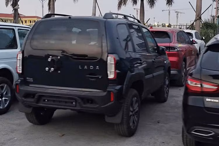 Cuối cùng, Lada Niva Travel là mẫu xe cao cấp nhất trong danh mục sản phẩm của thương hiệu Lada. Xe mang dáng vẻ vững chãi hơn với thiết kế năm cửa tiện dụng, chiều dài 4.046 mm và chiều rộng lên đến 1.800 mm. Xe sở hữu ngôn ngữ thiết kế hiện đại hơn, phù hợp với người dùng có nhu cầu sử dụng linh hoạt.