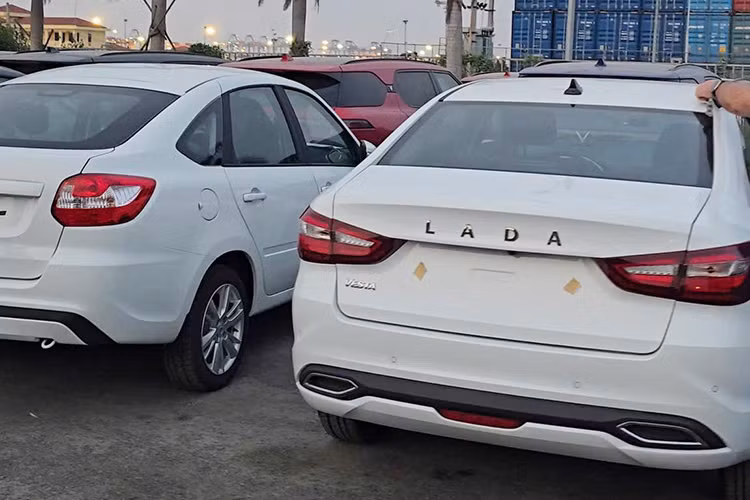 Đáng chú ý, trong lô hàng về Việt Nam lần này, Vesta không chỉ có bản sedan mà còn có thêm phiên bản wagon, điều khá hiếm gặp trong phân khúc xe phổ thông hiện nay. Bên cạnh các dòng sedan, Lada cũng mang về hai mẫu SUV gồm Niva và Niva Travel, đều hướng tới khả năng vận hành linh hoạt, đặc biệt là trên các địa hình khó.