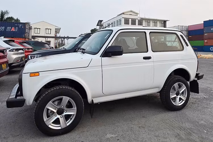 Lada Niva là mẫu SUV 2 cửa nhỏ gọn với ngoại hình gợi nhớ đến Suzuki Jimny, chiều dài chỉ 3.740 mm và rộng 1.680 mm. Dù được xếp vào nhóm hatchback, Niva lại sử dụng khung gầm dạng SUV với dẫn động 2 cầu và khoảng sáng gầm lớn.