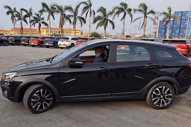 Trước đó, vào tháng 1/2025, người này từng chia sẻ những bức ảnh đầu tiên về lô xe Lada về Việt Nam đang được vận chuyển bằng container, kèm theo tiết lộ rằng các mẫu xe của Lada sẽ được giới thiệu chính thức vào khoảng tháng 5 năm nay.