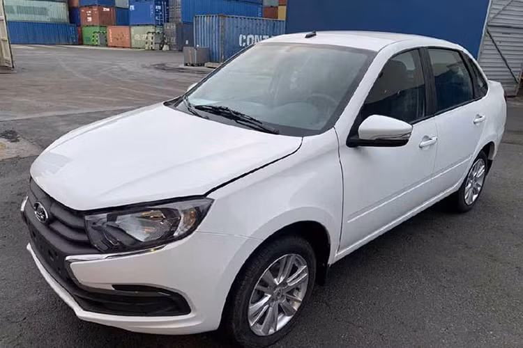 Loat oto Lada cua Nga cap cang Viet Nam, du kien tu 360 trieu