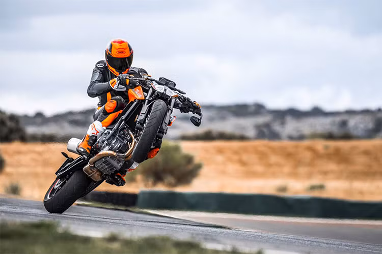 Tại thị trường Malaysia, "Dao mổ" KTM 790 Duke 2018 sẽ phải cạnh tranh với nhiều đối thủ sừng sỏ như Triumph 765RS, Yamaha MT-09, Kawasaki Z900 và Ducati Monster 821… Xe có giá bán niêm yết là 64.800 RM (khoảng gần 369 triệu đồng), bao gồm thuế hàng hóa và dịch vụ (GST), thuế đường, bảo hiểm và đăng ký.