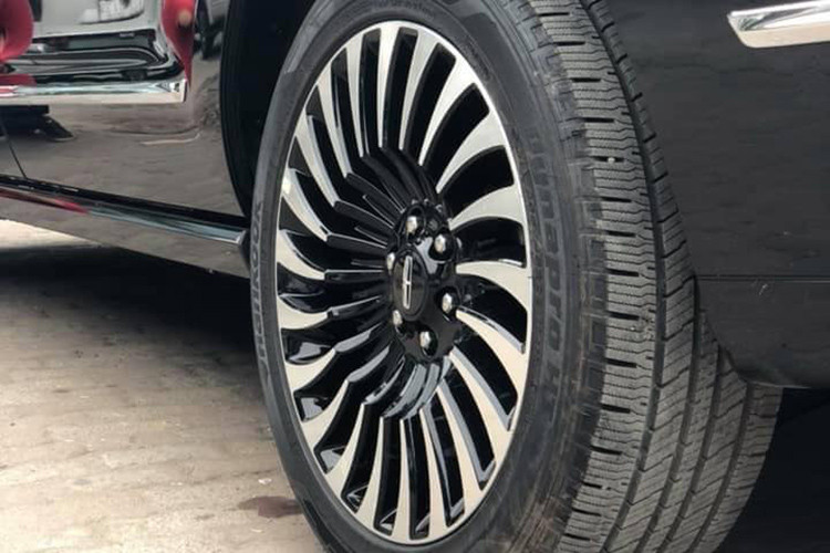 Mặc dù sở hữu kích thước lớn tương tự "người anh em" Ford Expedition nhưng nhờ có cột B, C và D được sơn đen nên những cửa kính của Navigator 2018 tạo cảm giác liền mạch hơn. Mâm xe với thiết kế mới dạng hợp kim 2 tông màu, kích thước của mâm lên tới 22 inch đa chấu, bậc lên xuống đóng mở điện hiện đại.