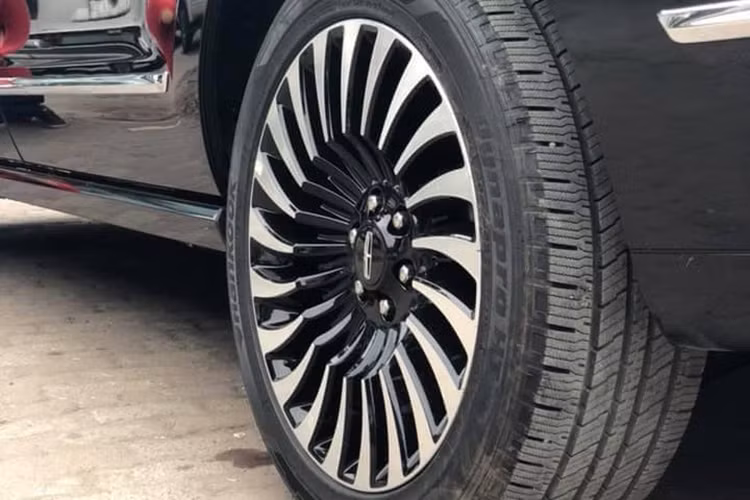 Mặc dù sở hữu kích thước lớn tương tự "người anh em" Ford Expedition nhưng nhờ có cột B, C và D được sơn đen nên những cửa kính của Navigator 2018 tạo cảm giác liền mạch hơn. Mâm xe với thiết kế mới dạng hợp kim 2 tông màu, kích thước của mâm lên tới 22 inch đa chấu, bậc lên xuống đóng mở điện hiện đại.