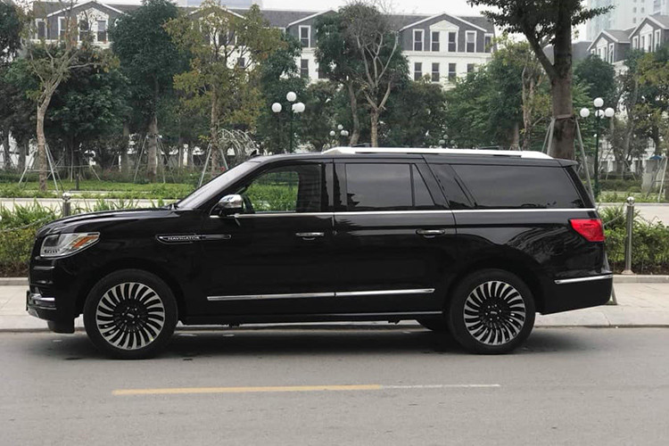 Được biết, chiếc Lincoln Navigator đời 2019 tại Hà Nội này thuộc phiên bản cao cấp và đắt nhất là Black Label L. Phiên bản cao cấp này dài hơn bản tiêu chuẩn, đạt 5.636 mm, chiều cao 1.932 mm và chiều rộng 2.382 mm. Chiều dài cơ sở lên tới 3.342 mm và nặng hơn 2,7 tấn.