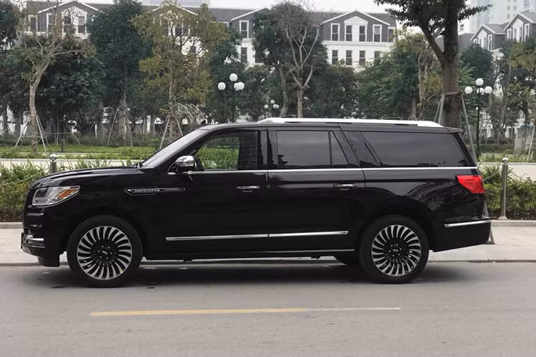 Được biết, chiếc Lincoln Navigator đời 2019 tại Hà Nội này thuộc phiên bản cao cấp và đắt nhất là Black Label L. Phiên bản cao cấp này dài hơn bản tiêu chuẩn, đạt 5.636 mm, chiều cao 1.932 mm và chiều rộng 2.382 mm. Chiều dài cơ sở lên tới 3.342 mm và nặng hơn 2,7 tấn.